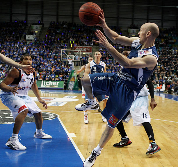 并在进攻端 并在进攻端